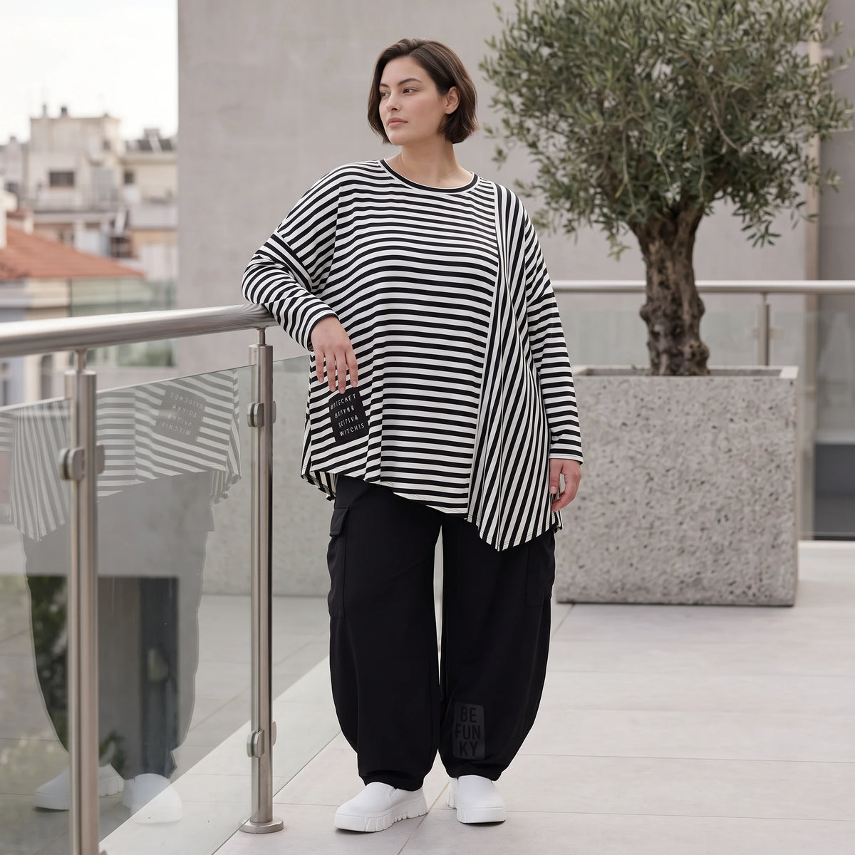 Langarmshirt in Schwarz/Weiß aus weichem Stretchjersey mit asymmetrischem Zipfelsaum