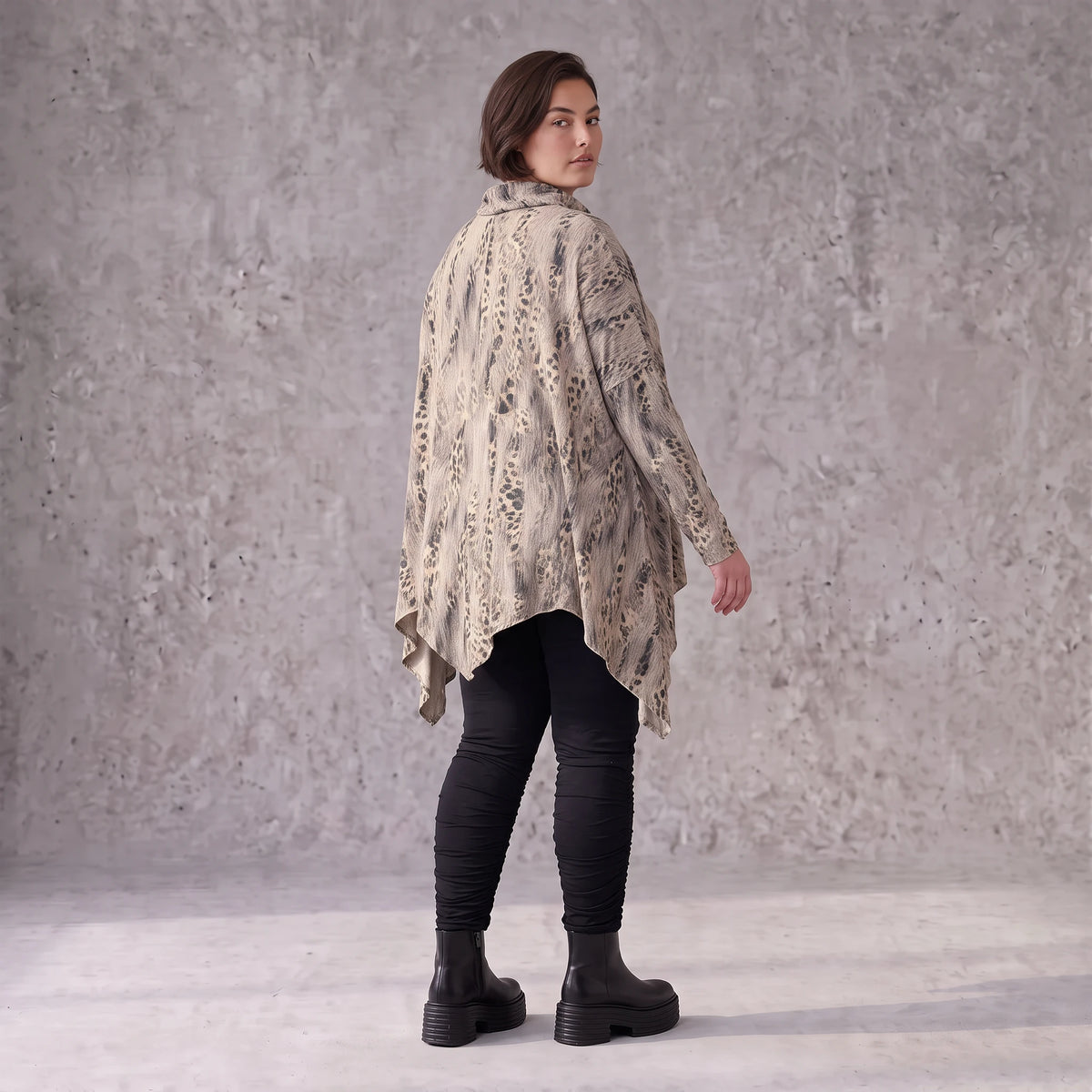 Langarmshirt aus Baumwolle in Beige/Braun mit Rollkragen Tunnelzug und A-Linie Zipfelsaum