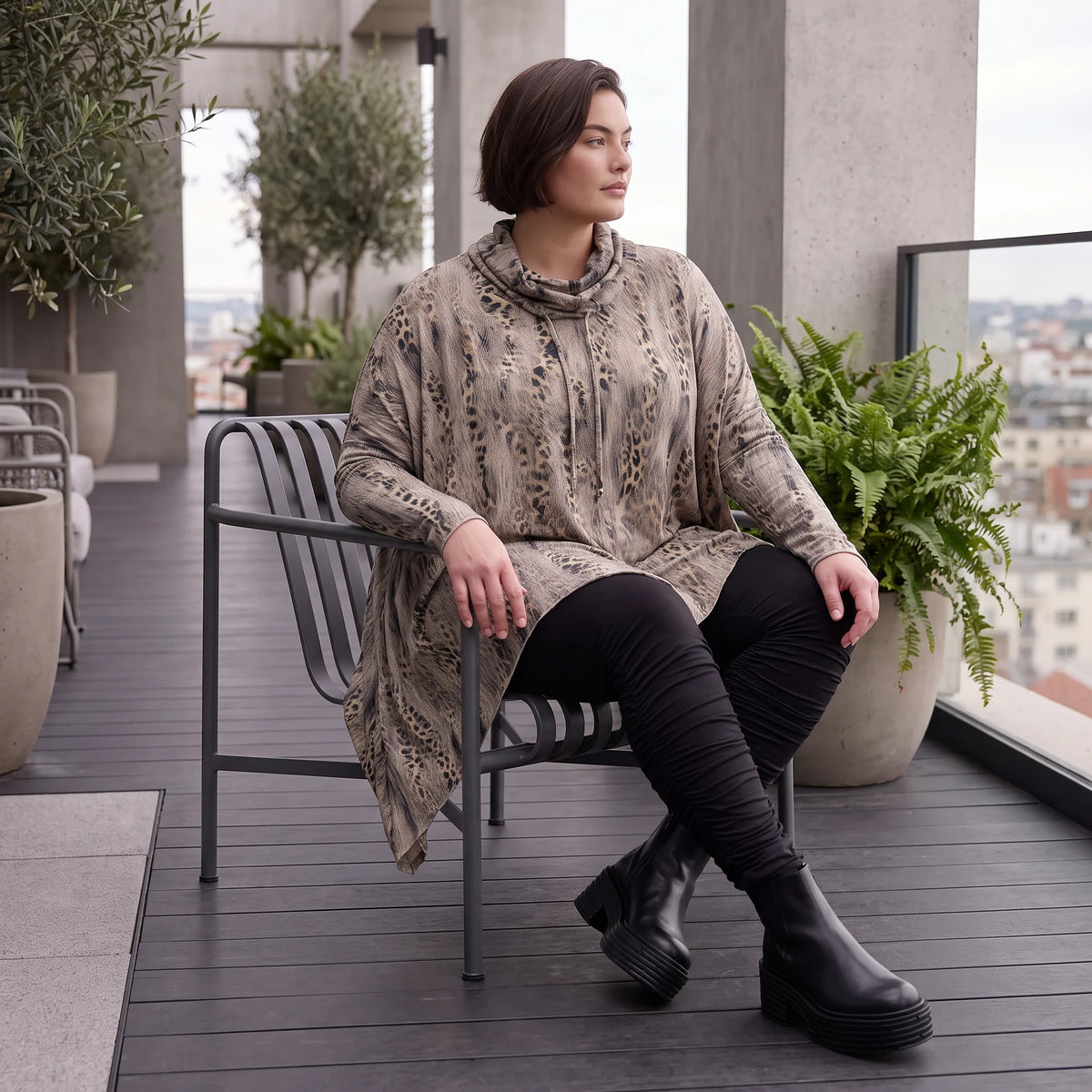 Langarmshirt aus Baumwolle in Beige/Braun mit Rollkragen Tunnelzug und A-Linie Zipfelsaum