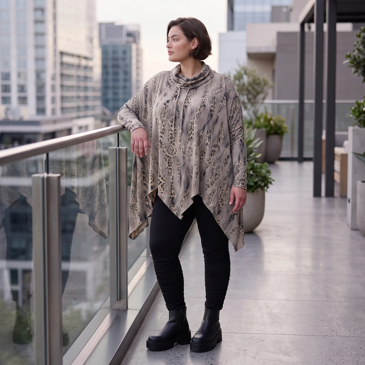 Langarmshirt aus Baumwolle in Beige/Braun mit Rollkragen Tunnelzug und A-Linie Zipfelsaum