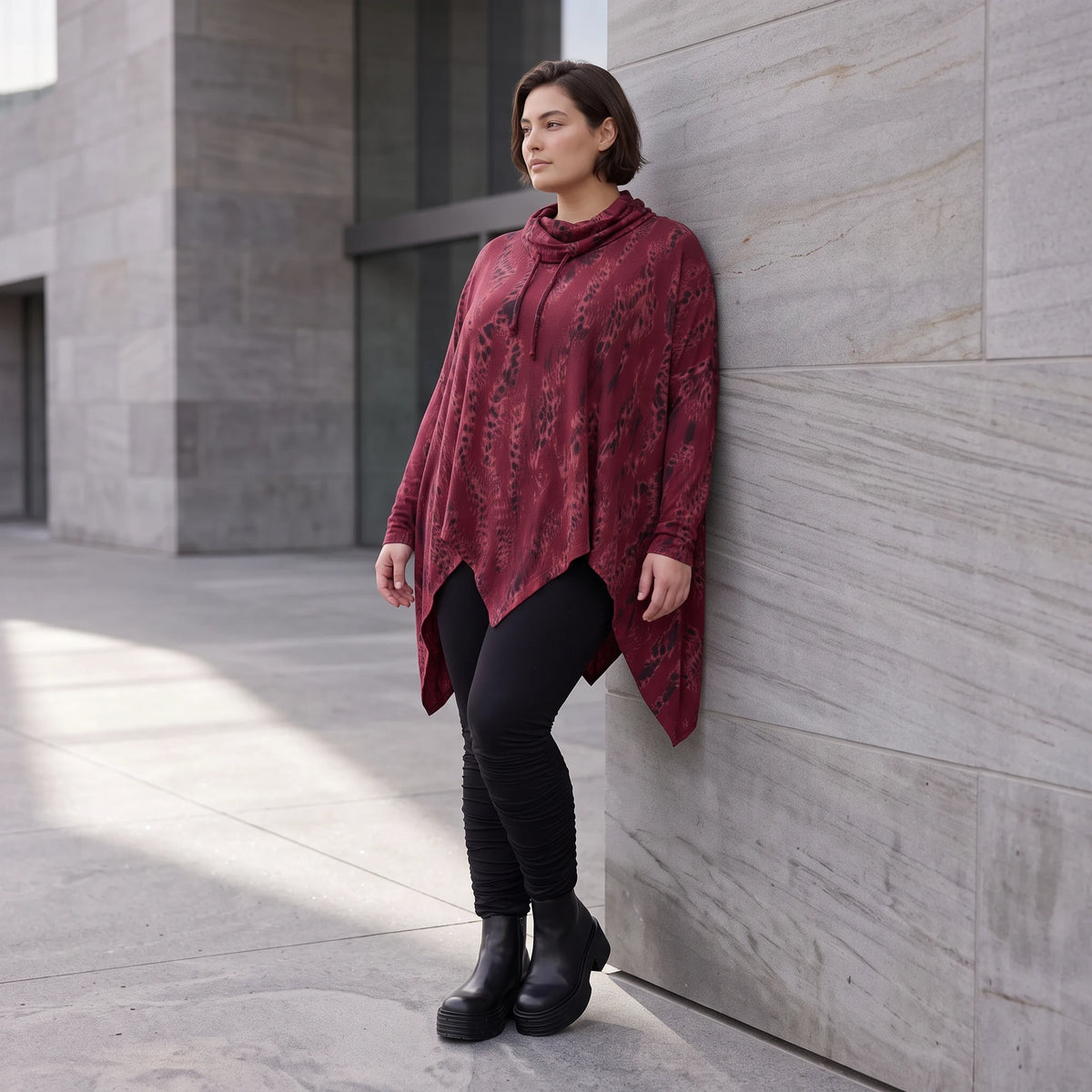Rollkragenshirt in A-Linie aus Baumwolljersey in Bordeaux/Schwarz mit Tunnelzug Zipfelsaum