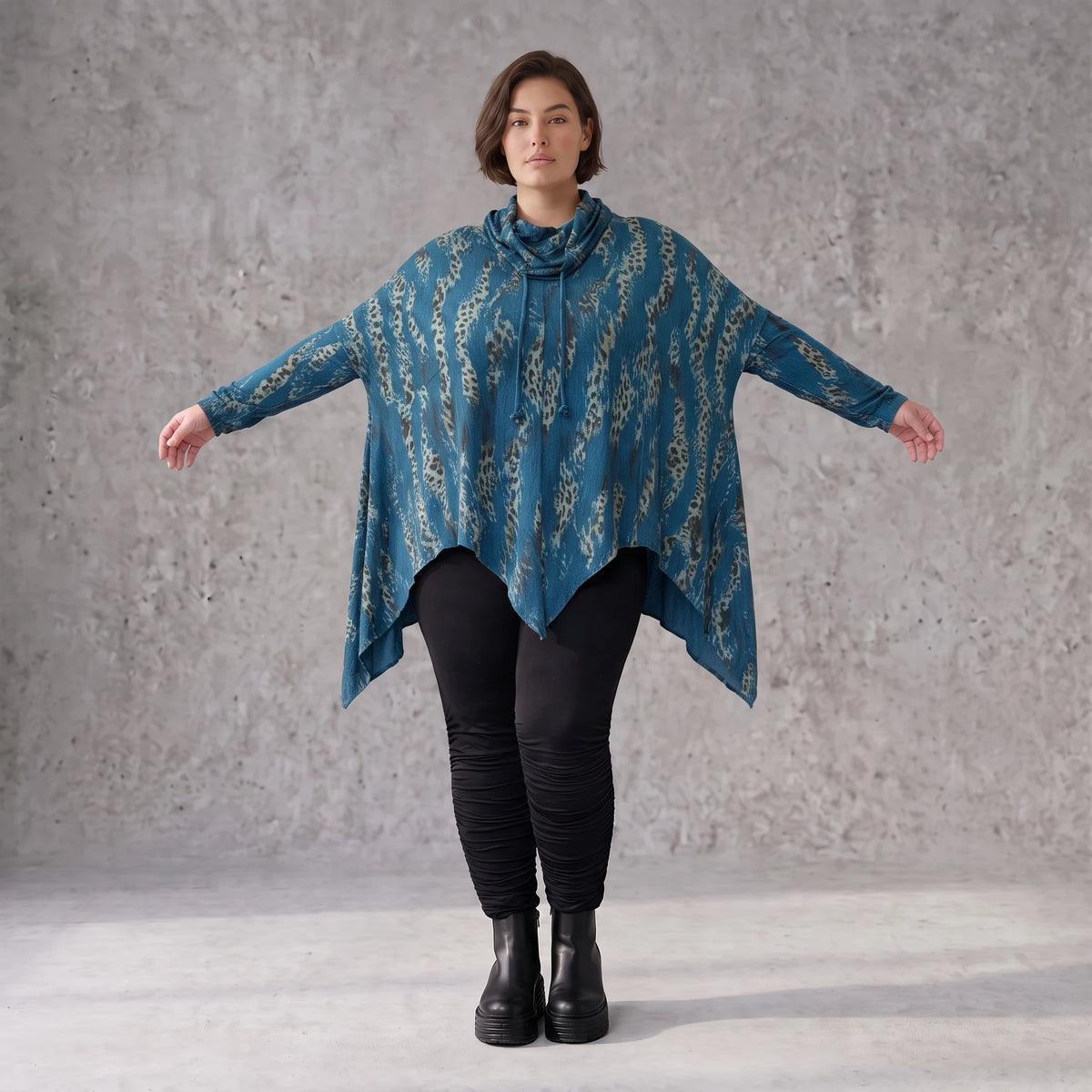 Wintershirt in Blau/Beige aus Baumwolljersey mit Rollkragen Tunnelzug und Zipfelsaum