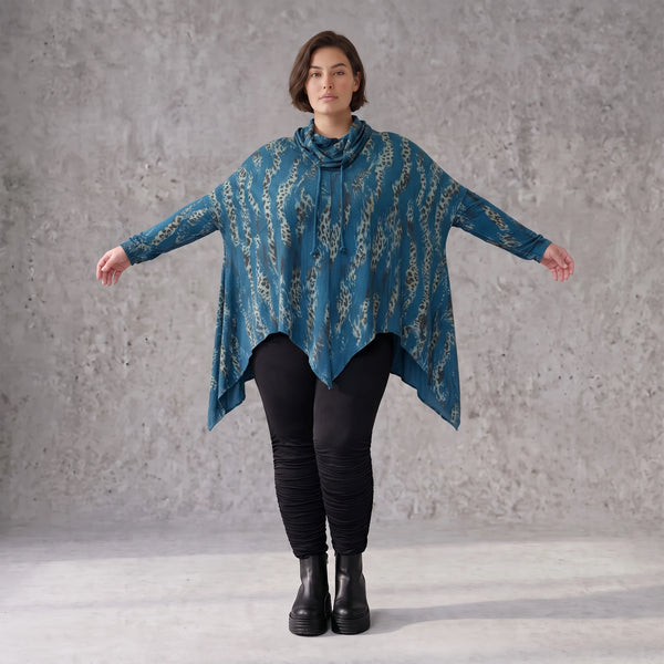 Wintershirt in Blau/Beige aus Baumwolljersey mit Rollkragen Tunnelzug und Zipfelsaum