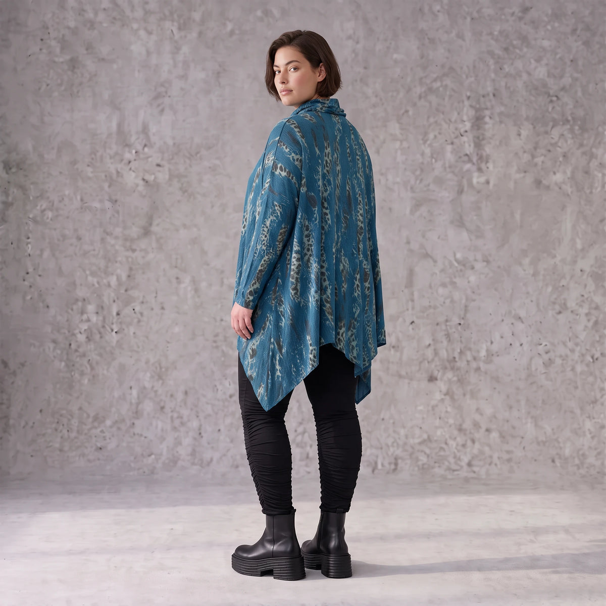 Wintershirt in Blau/Beige aus Baumwolljersey mit Rollkragen Tunnelzug und Zipfelsaum