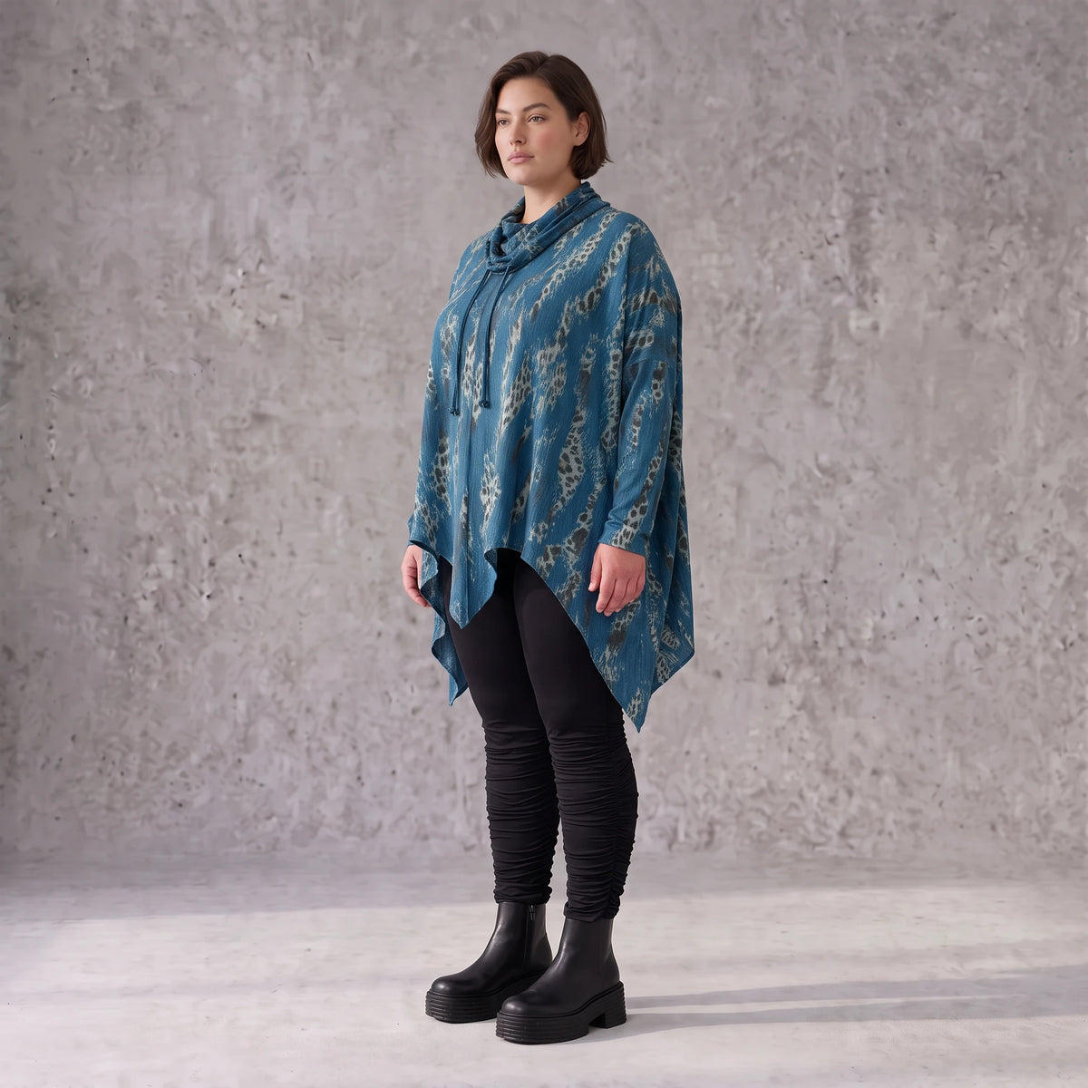 Wintershirt in Blau/Beige aus Baumwolljersey mit Rollkragen Tunnelzug und Zipfelsaum