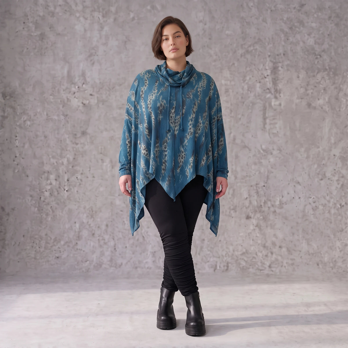 Wintershirt in Blau/Beige aus Baumwolljersey mit Rollkragen Tunnelzug und Zipfelsaum