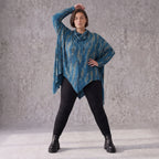 Wintershirt in Blau/Beige aus Baumwolljersey mit Rollkragen Tunnelzug und Zipfelsaum