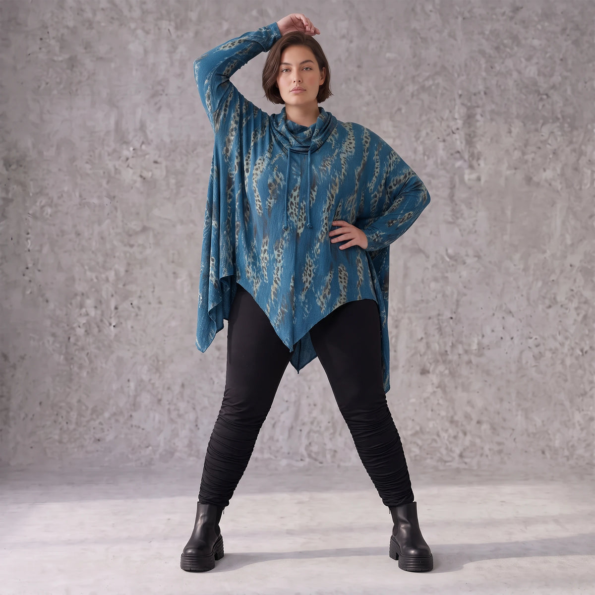 Wintershirt in Blau/Beige aus Baumwolljersey mit Rollkragen Tunnelzug und Zipfelsaum