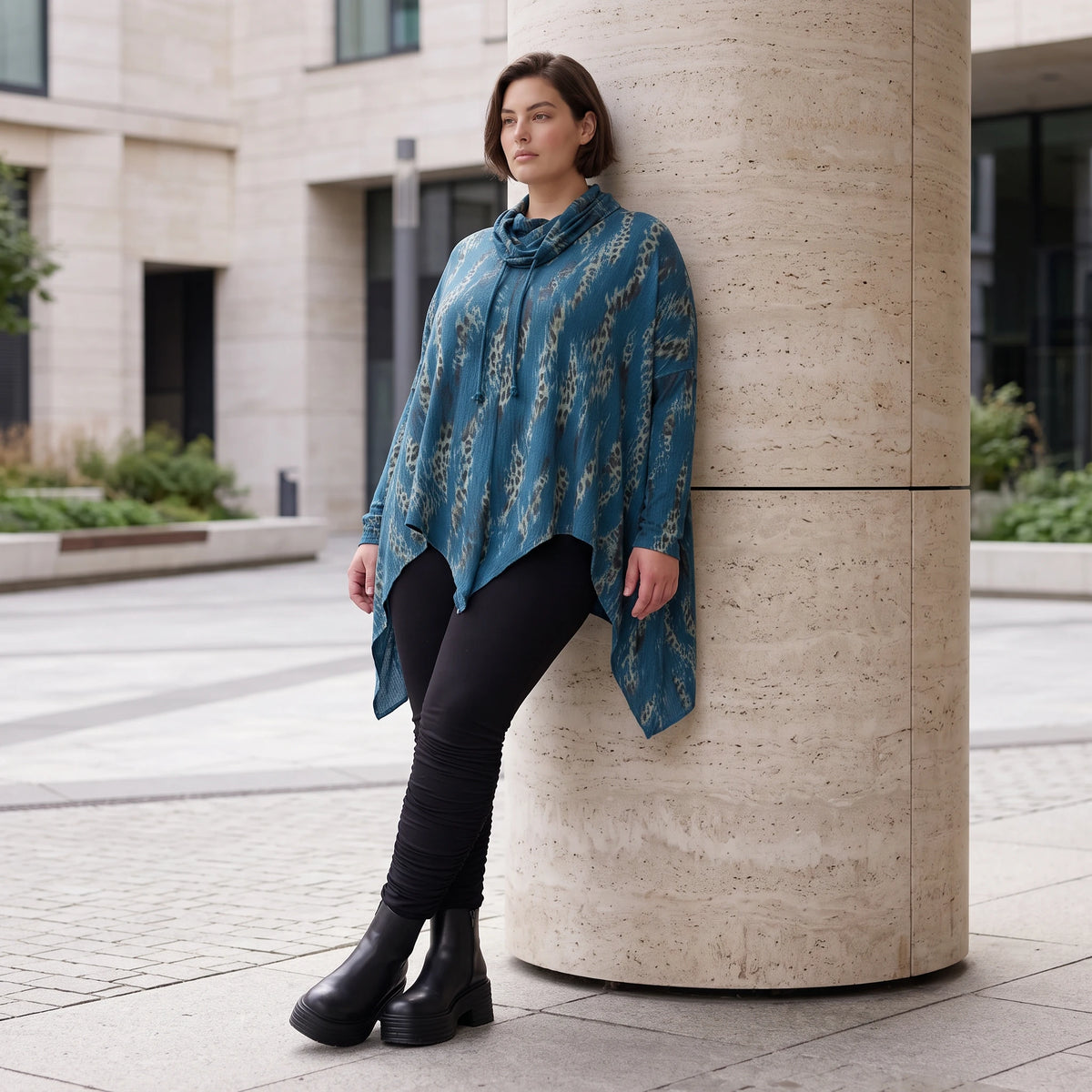 Wintershirt in Blau/Beige aus Baumwolljersey mit Rollkragen Tunnelzug und Zipfelsaum