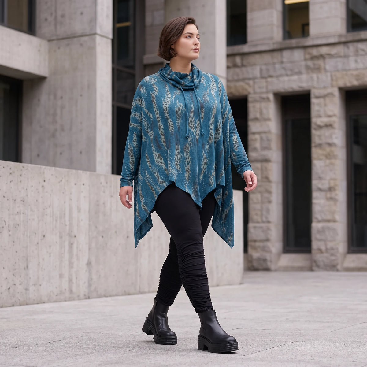 Wintershirt in Blau/Beige aus Baumwolljersey mit Rollkragen Tunnelzug und Zipfelsaum