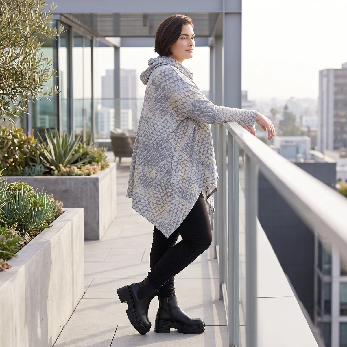 Baumwollshirt in Grau/Beige in A-Linie mit weichem Rollkragen Tunnelzug und Zipfelsaum