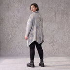 Baumwollshirt in Grau/Beige in A-Linie mit weichem Rollkragen Tunnelzug und Zipfelsaum