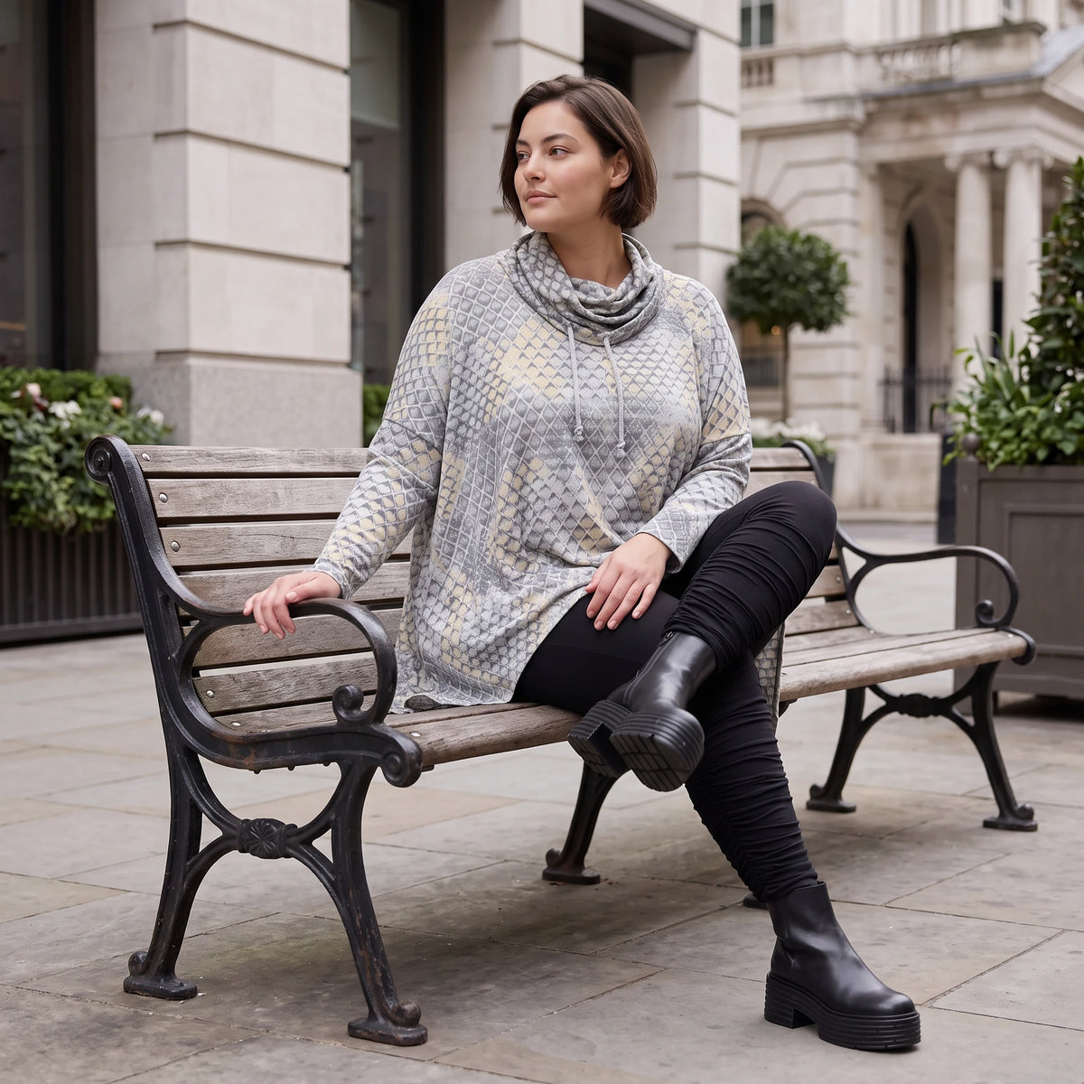 Baumwollshirt in Grau/Beige in A-Linie mit weichem Rollkragen Tunnelzug und Zipfelsaum