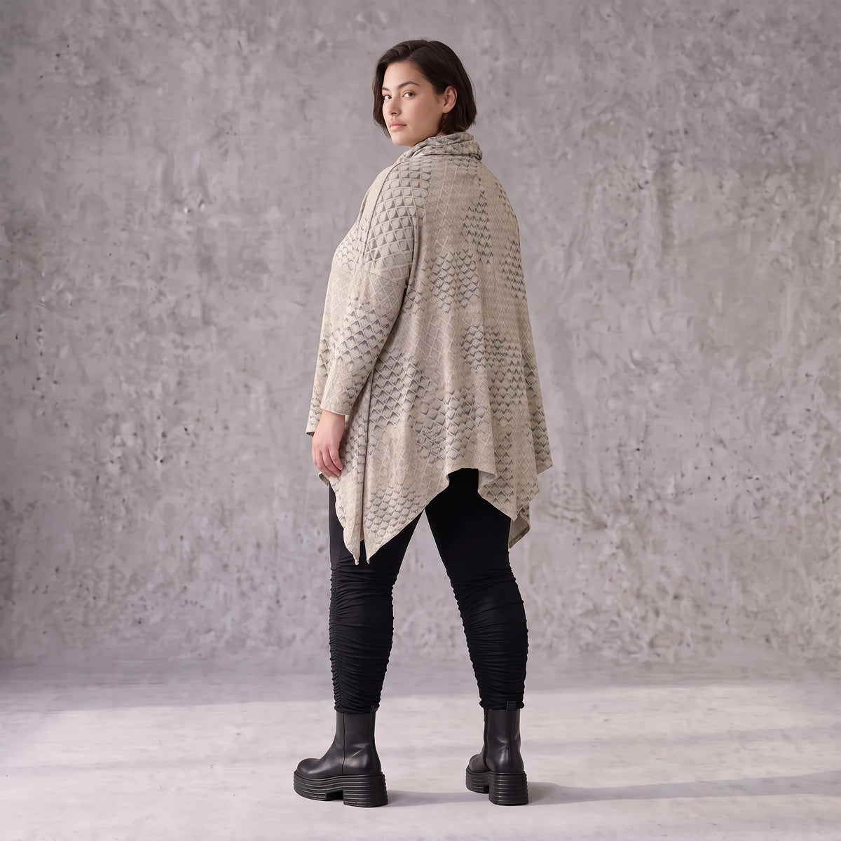 Baumwolljersey Langarmshirt in Beige/Grau mit Rollkragen A-Linie und asymmetrischem Saum
