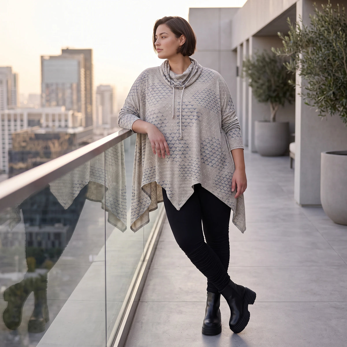 Baumwolljersey Langarmshirt in Beige/Grau mit Rollkragen A-Linie und asymmetrischem Saum