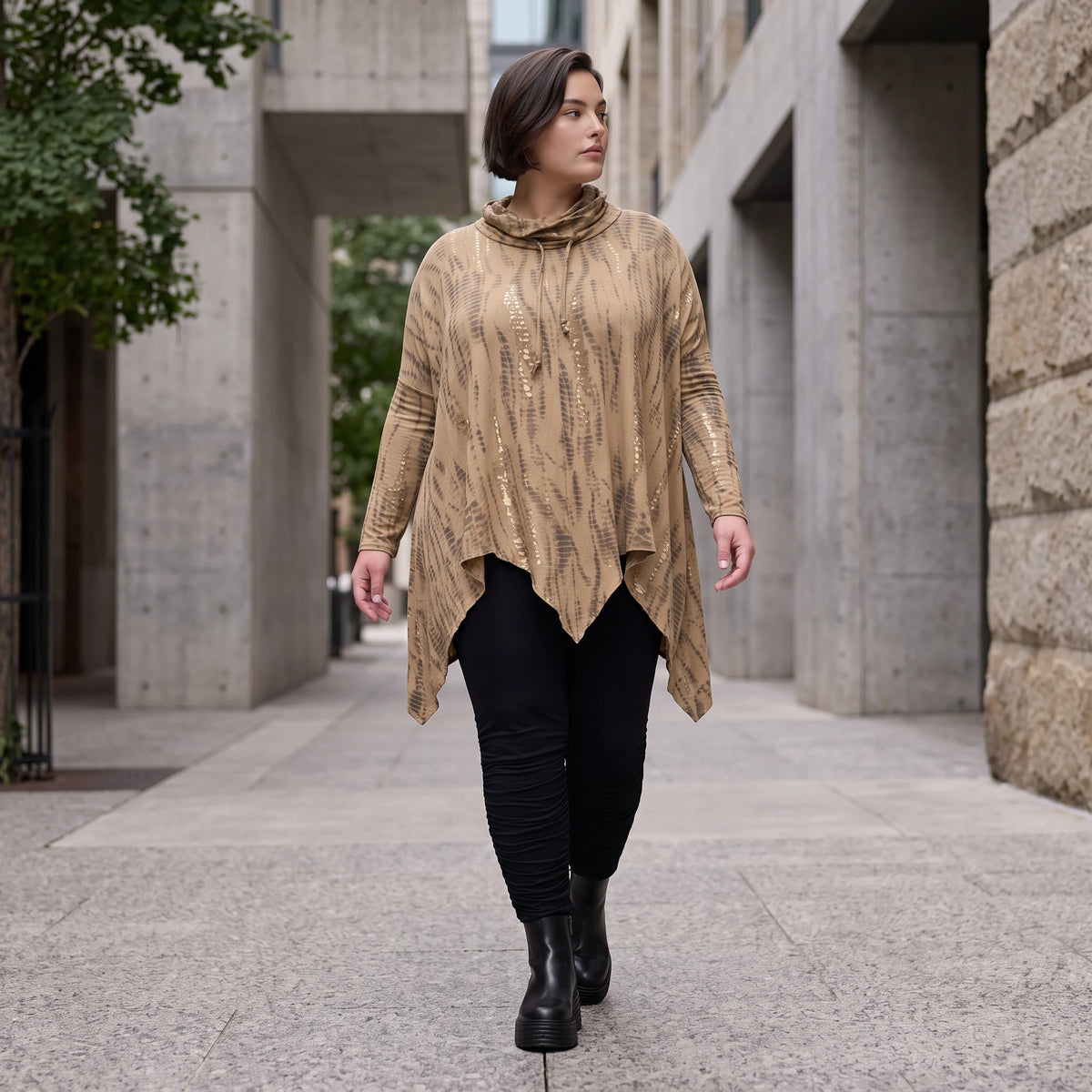 Shirt in A-Linie mit Rollkragen Tunnelzug und Zipfelsaum Beige/Braun aus Baumwolle