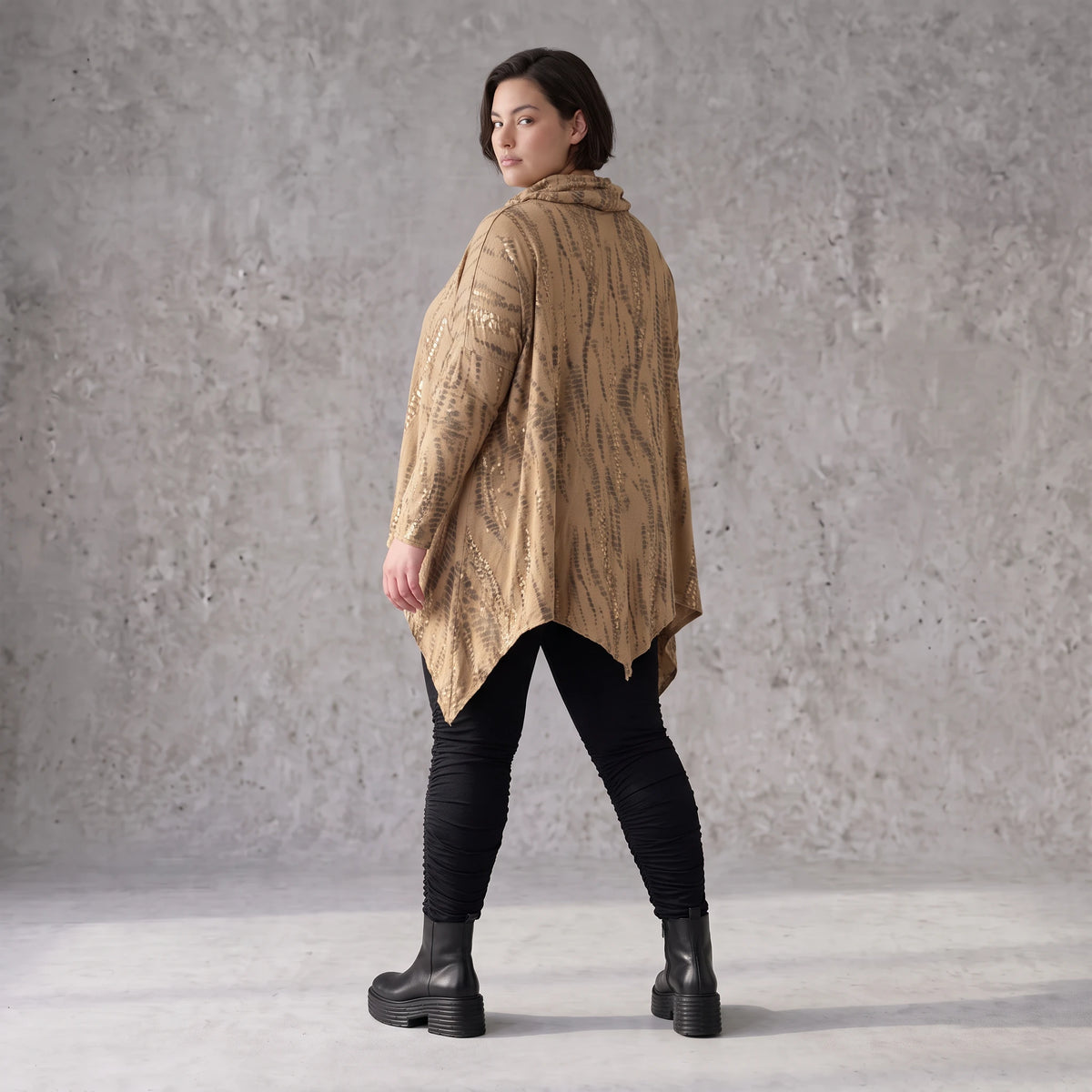 Shirt in A-Linie mit Rollkragen Tunnelzug und Zipfelsaum Beige/Braun aus Baumwolle