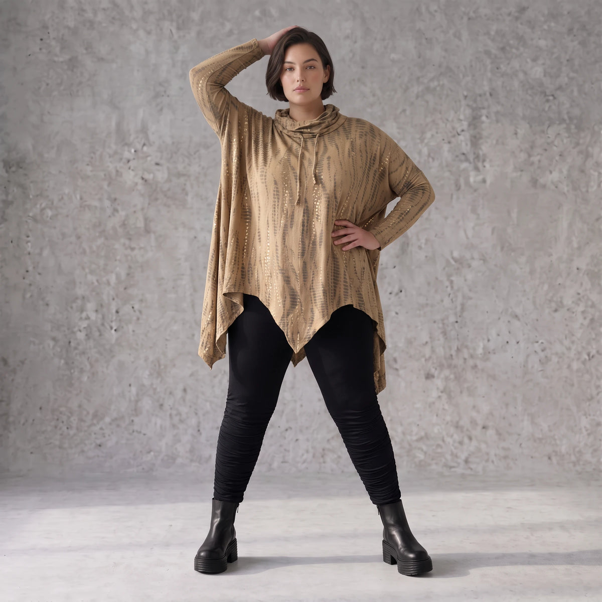 Shirt in A-Linie mit Rollkragen Tunnelzug und Zipfelsaum Beige/Braun aus Baumwolle
