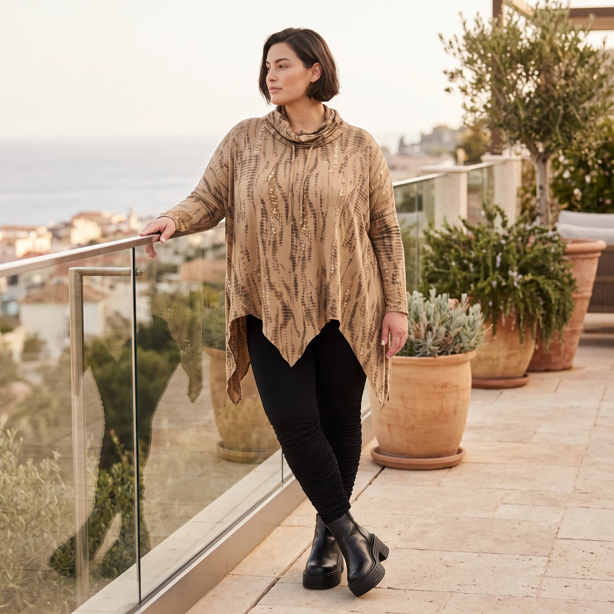 Shirt in A-Linie mit Rollkragen Tunnelzug und Zipfelsaum Beige/Braun aus Baumwolle