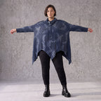Blaues Langarmshirt aus Baumwolljersey in A-Linie mit Rollkragen Tunnelzug Zipfelsaum