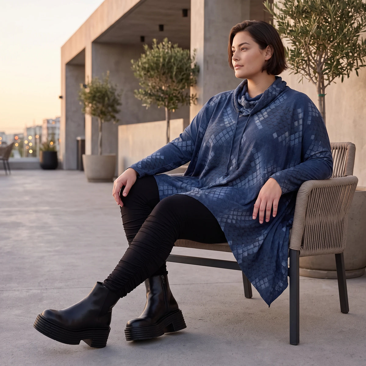 Blaues Langarmshirt aus Baumwolljersey in A-Linie mit Rollkragen Tunnelzug Zipfelsaum