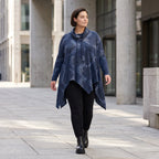 Blaues Langarmshirt aus Baumwolljersey in A-Linie mit Rollkragen Tunnelzug Zipfelsaum