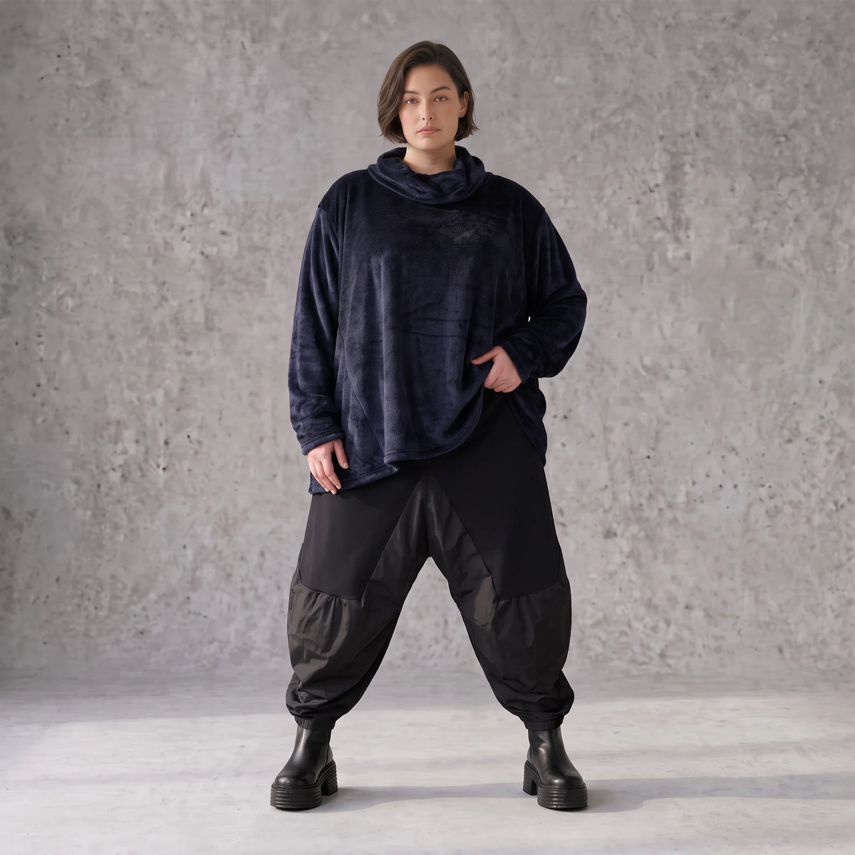 Flauschiges Plüschshirt in Marine mit Rollkragen und schmeichelnder A-Linie für Winter