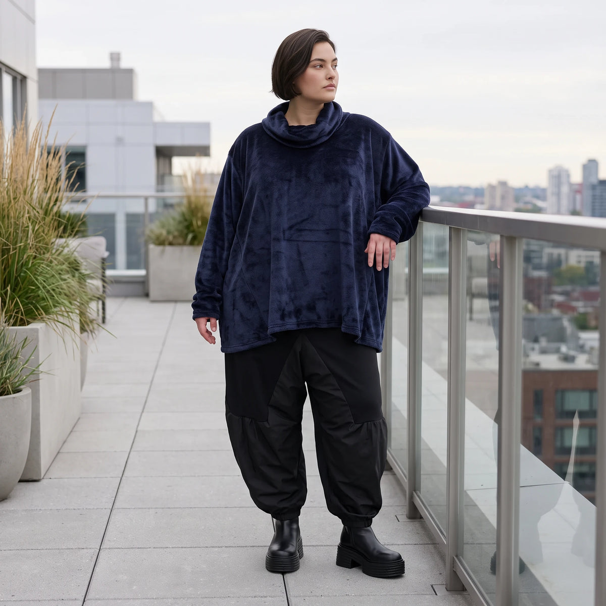 Flauschiges Plüschshirt in Marine mit Rollkragen und schmeichelnder A-Linie für Winter