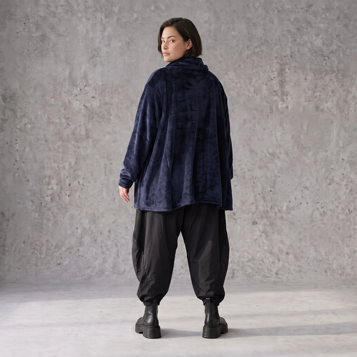 Flauschiges Plüschshirt in Marine mit Rollkragen und schmeichelnder A-Linie für Winter
