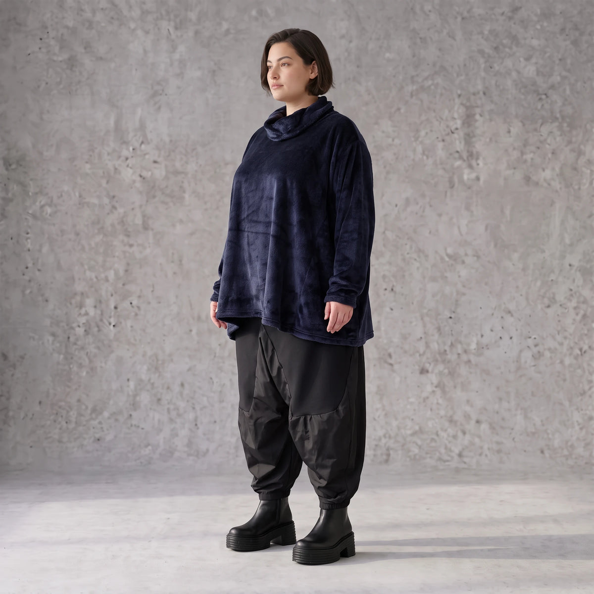 Flauschiges Plüschshirt in Marine mit Rollkragen und schmeichelnder A-Linie für Winter