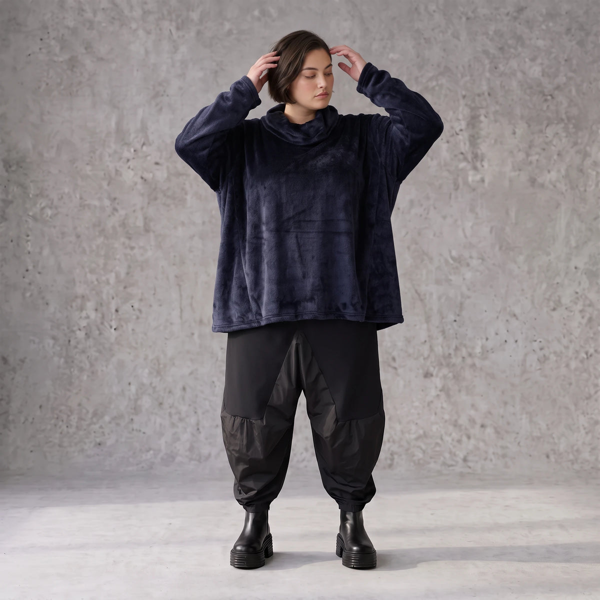 Flauschiges Plüschshirt in Marine mit Rollkragen und schmeichelnder A-Linie für Winter