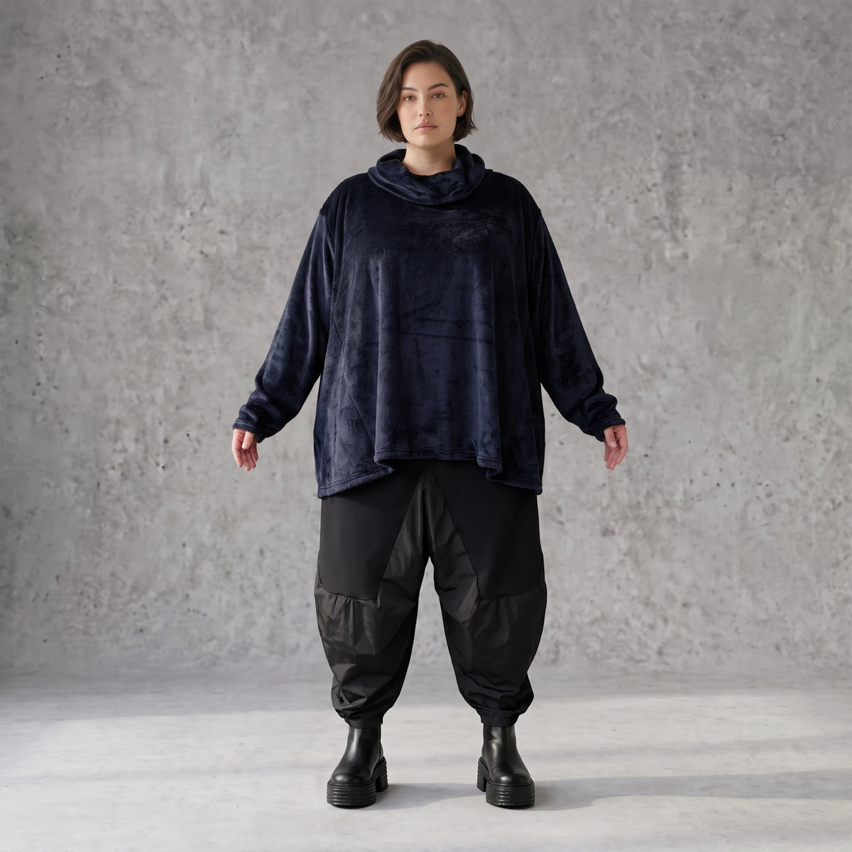 Flauschiges Plüschshirt in Marine mit Rollkragen und schmeichelnder A-Linie für Winter