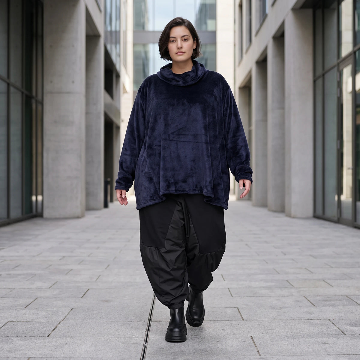 Flauschiges Plüschshirt in Marine mit Rollkragen und schmeichelnder A-Linie für Winter