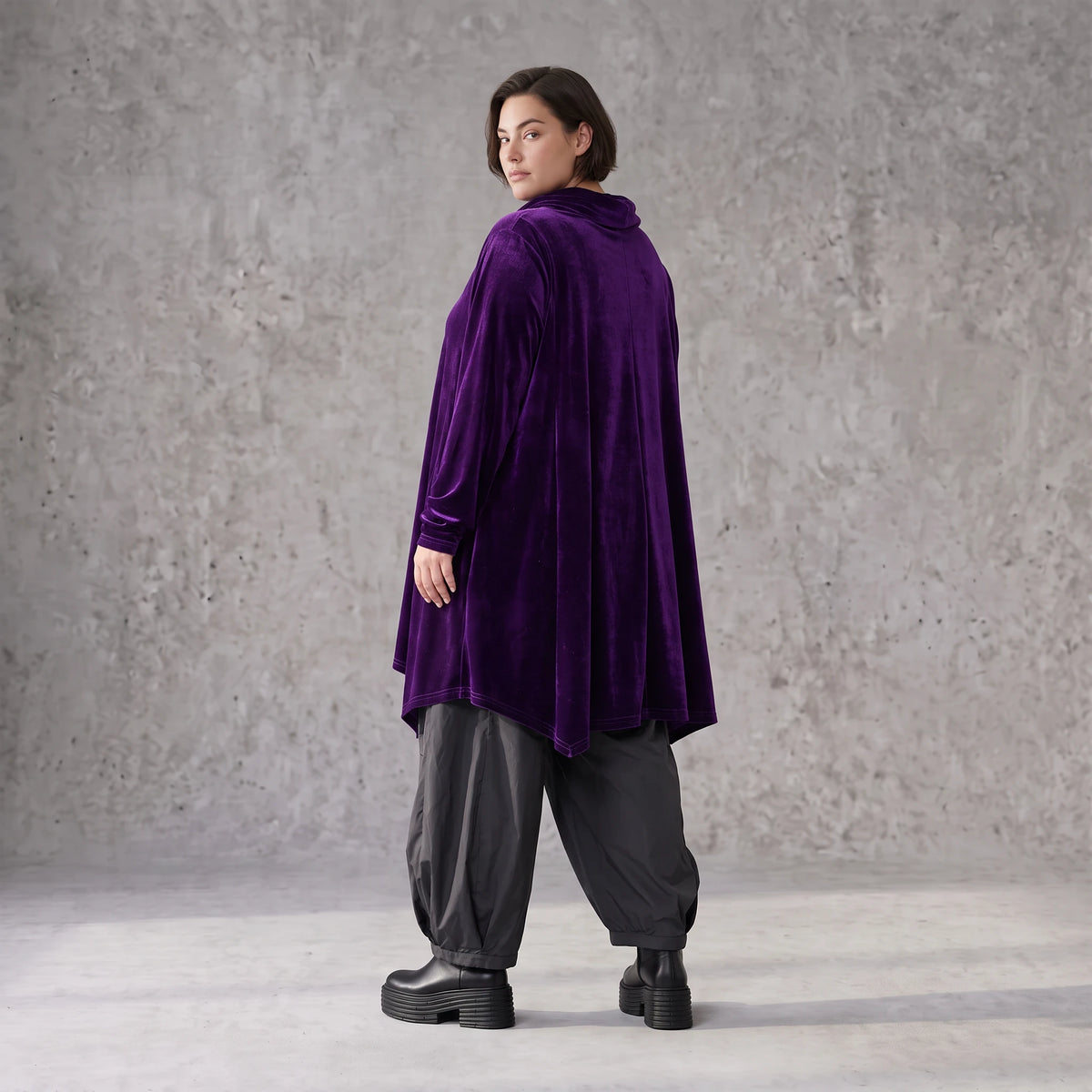 Violettes Velourshirt mit Rollkragen in A-Linie mit Seitentaschen weich und kuschelig
