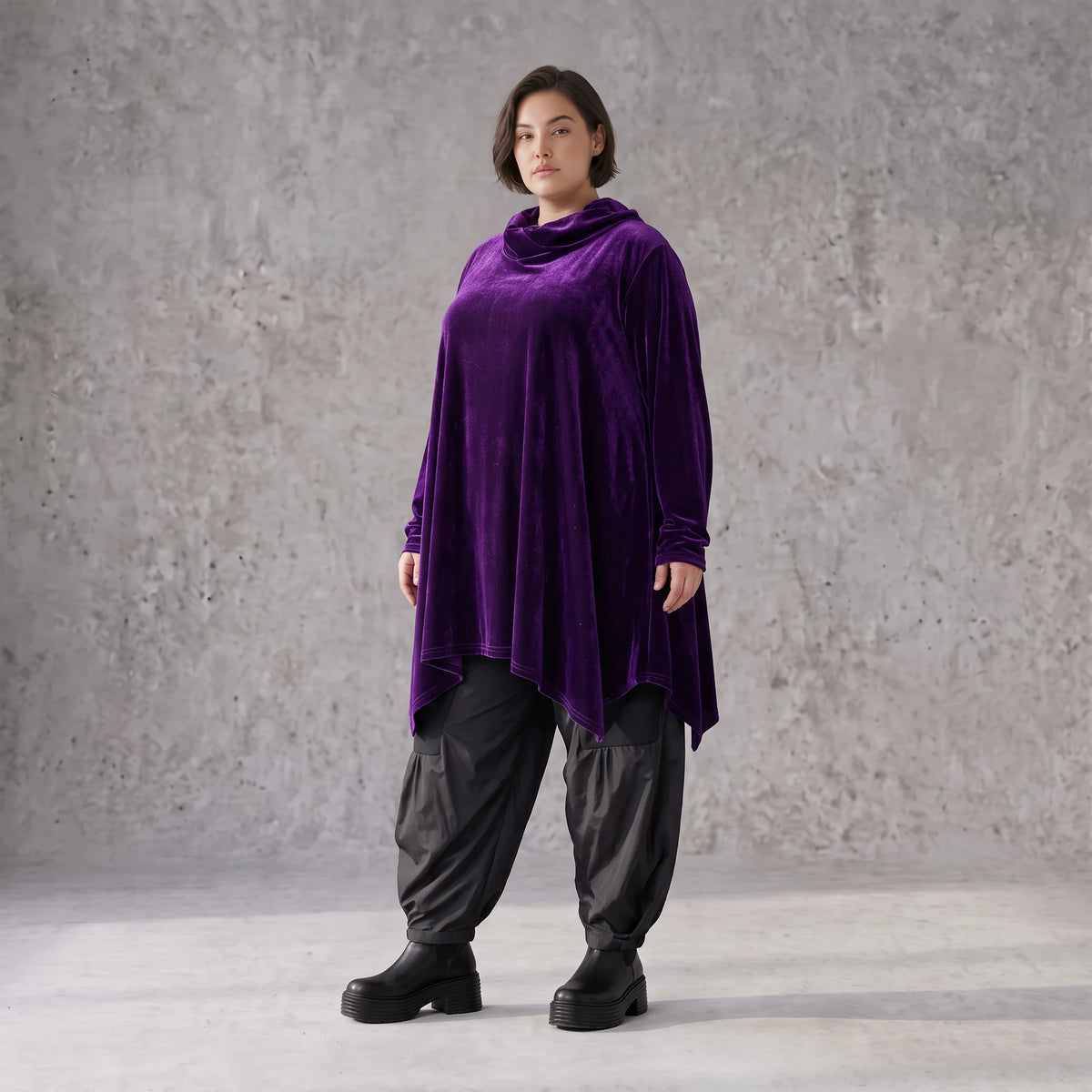 Violettes Velourshirt mit Rollkragen in A-Linie mit Seitentaschen weich und kuschelig