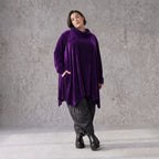 Violettes Velourshirt mit Rollkragen in A-Linie mit Seitentaschen weich und kuschelig