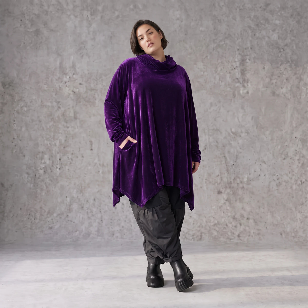Violettes Velourshirt mit Rollkragen in A-Linie mit Seitentaschen weich und kuschelig
