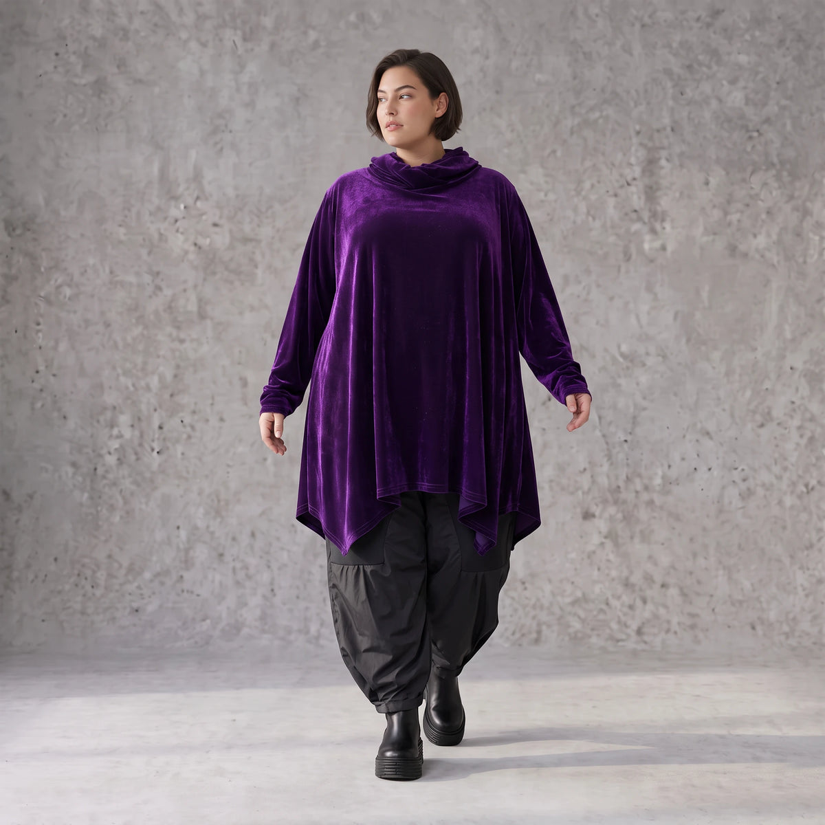 Violettes Velourshirt mit Rollkragen in A-Linie mit Seitentaschen weich und kuschelig