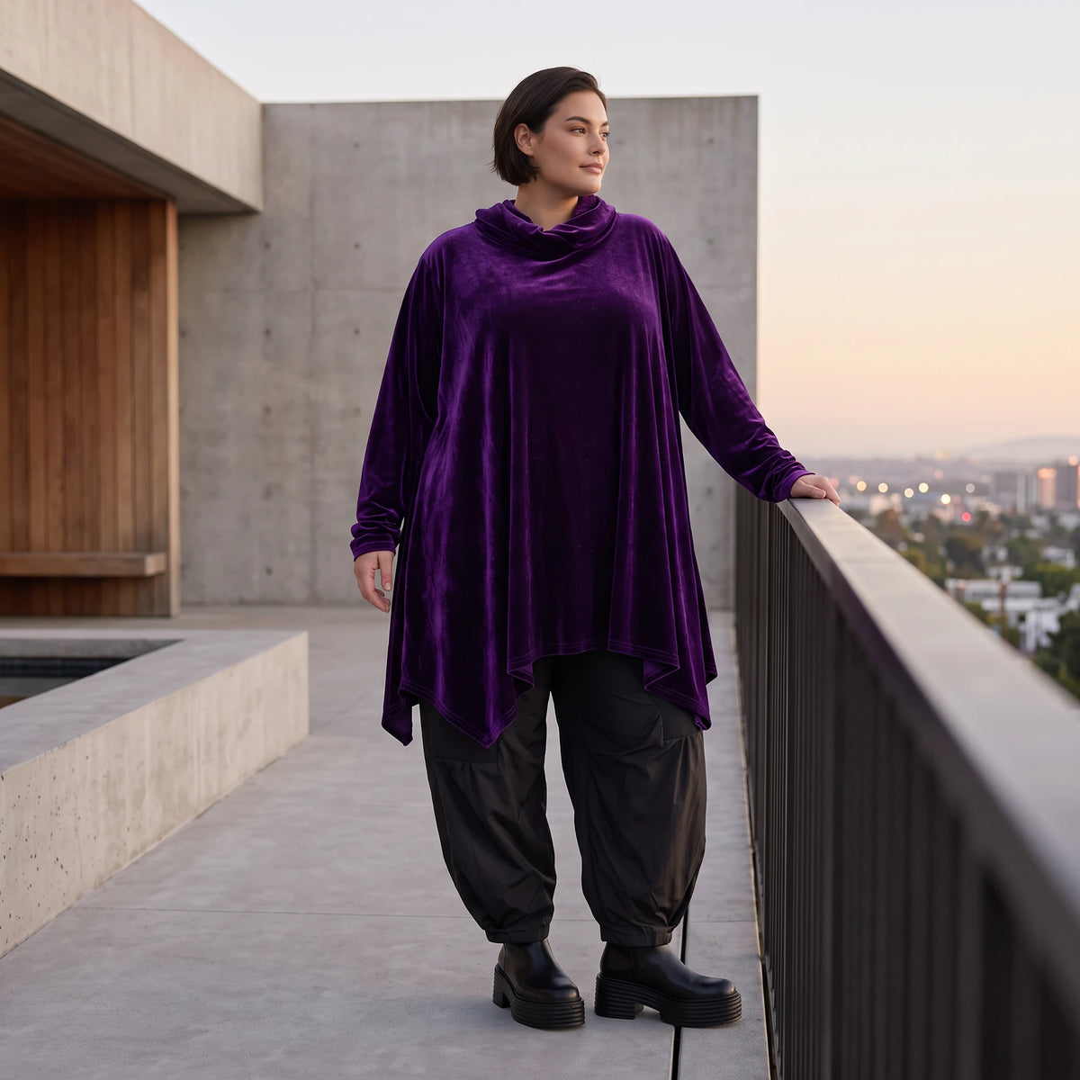 Violettes Velourshirt mit Rollkragen in A-Linie mit Seitentaschen weich und kuschelig
