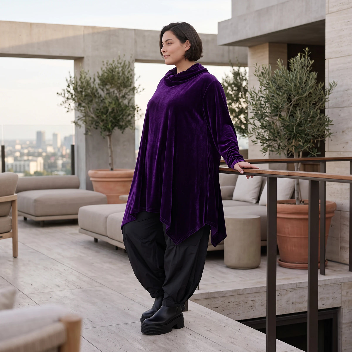 Violettes Velourshirt mit Rollkragen in A-Linie mit Seitentaschen weich und kuschelig