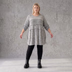 Graues weiches Strickshirt in A-Linie mit Faltennahtmusterung aus Feinstrick mit Stretch