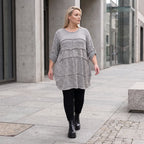 Graues weiches Strickshirt in A-Linie mit Faltennahtmusterung aus Feinstrick mit Stretch