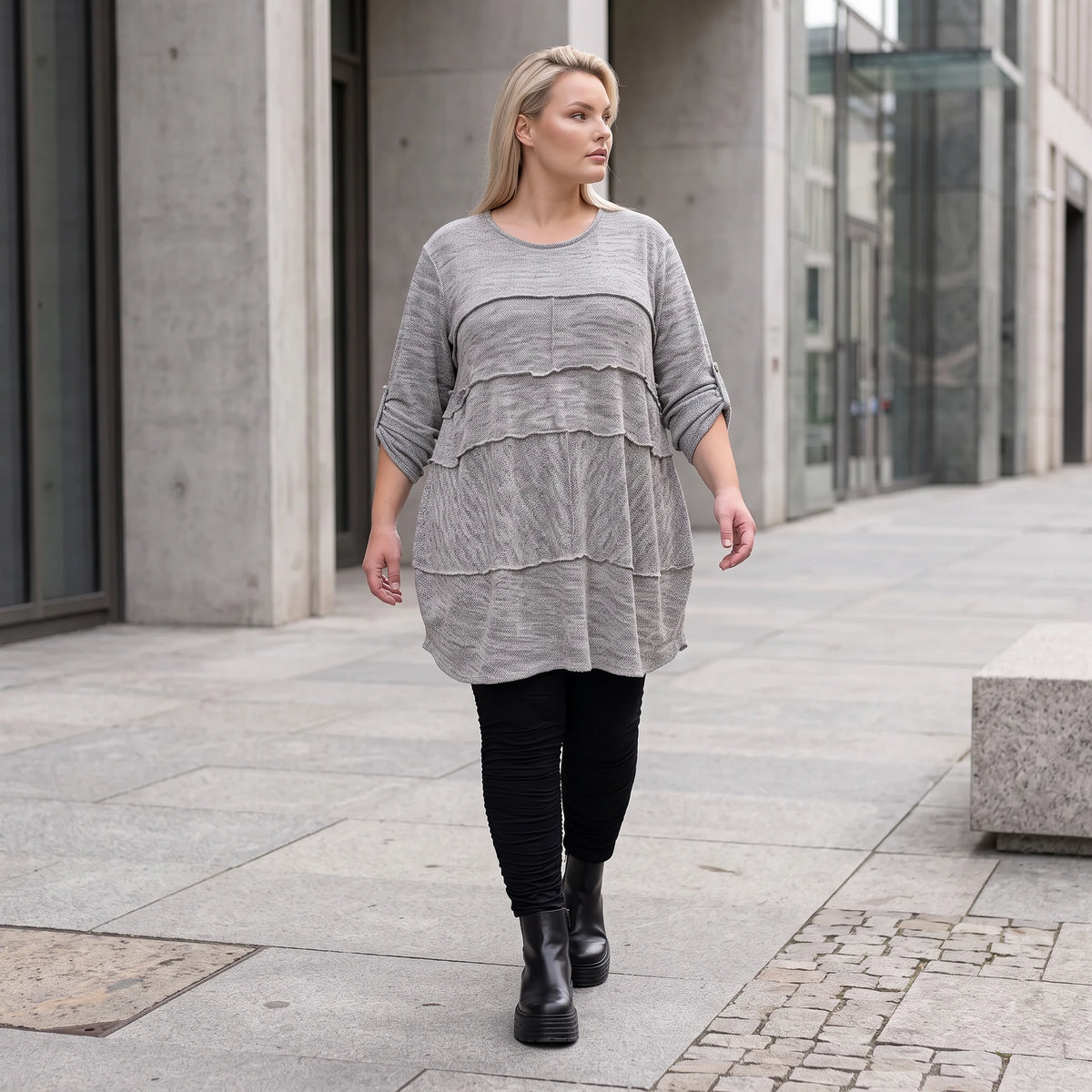 Graues weiches Strickshirt in A-Linie mit Faltennahtmusterung aus Feinstrick mit Stretch