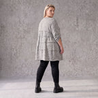 Graues weiches Strickshirt in A-Linie mit Faltennahtmusterung aus Feinstrick mit Stretch
