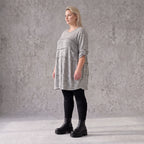 Graues weiches Strickshirt in A-Linie mit Faltennahtmusterung aus Feinstrick mit Stretch