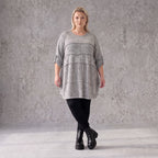 Graues weiches Strickshirt in A-Linie mit Faltennahtmusterung aus Feinstrick mit Stretch