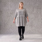 Graues weiches Strickshirt in A-Linie mit Faltennahtmusterung aus Feinstrick mit Stretch