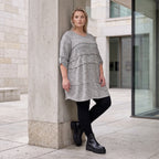 Graues weiches Strickshirt in A-Linie mit Faltennahtmusterung aus Feinstrick mit Stretch