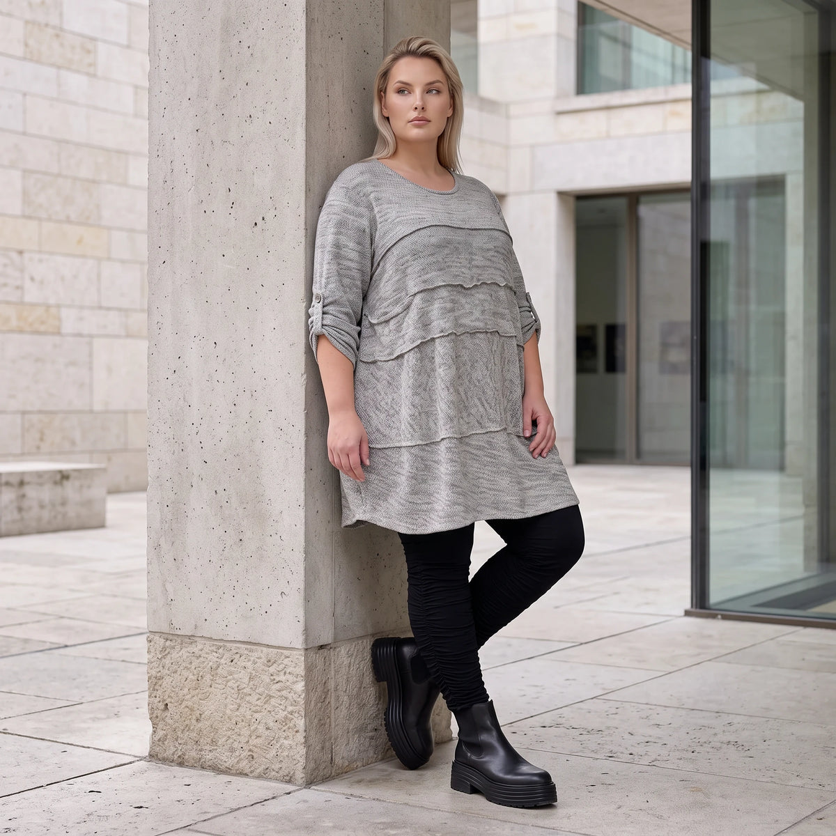 Graues weiches Strickshirt in A-Linie mit Faltennahtmusterung aus Feinstrick mit Stretch
