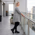 Graues weiches Strickshirt in A-Linie mit Faltennahtmusterung aus Feinstrick mit Stretch